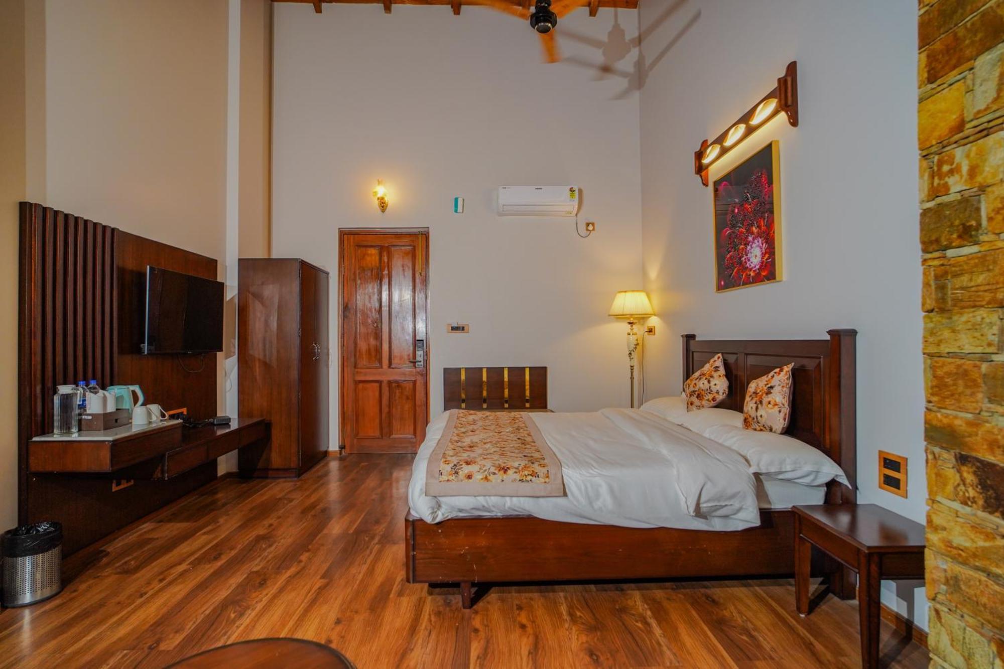 Neelesh Inn- A Luxury Lake View Hotel- 20 Kms From Nainital บีมตาล ภายนอก รูปภาพ